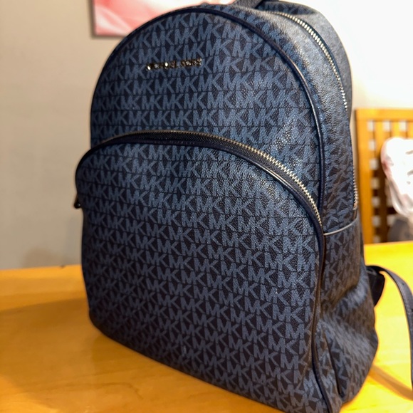 Michael kors LARGE abbey backpack - Picture 2 of 5